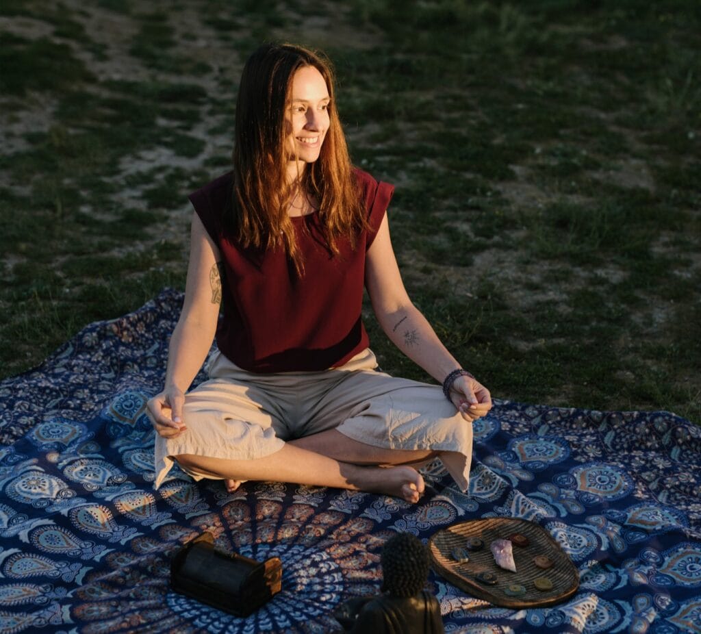 Marina Romes en una sesión de meditación para sanar energías