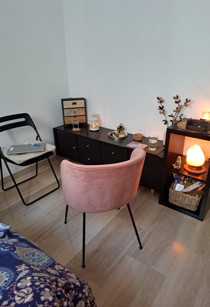 Espacio de conexión espiritual con dos sillas frente a un gran cuarzo energético, ideal para sesiones de Registros Akáshicos, canalización con guías y seres de luz, o procesos de limpieza energética y armonización emocional.